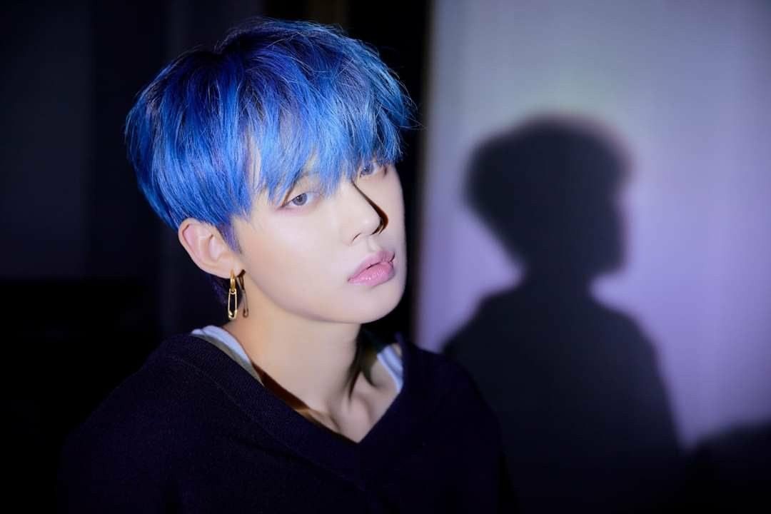 8-kpop-idols-prove-pantones-2020-classic-blue-hair-color-yeonjun