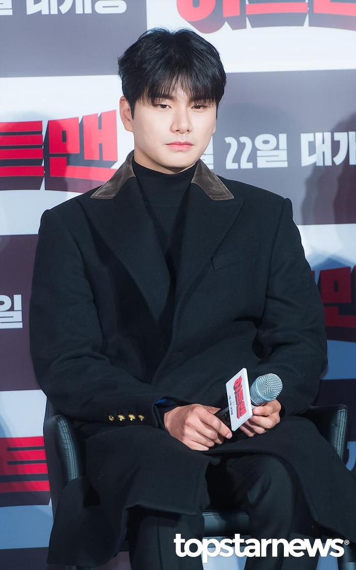 Lee Yi Kyung saves man who tries to throw himself into vehicles ...