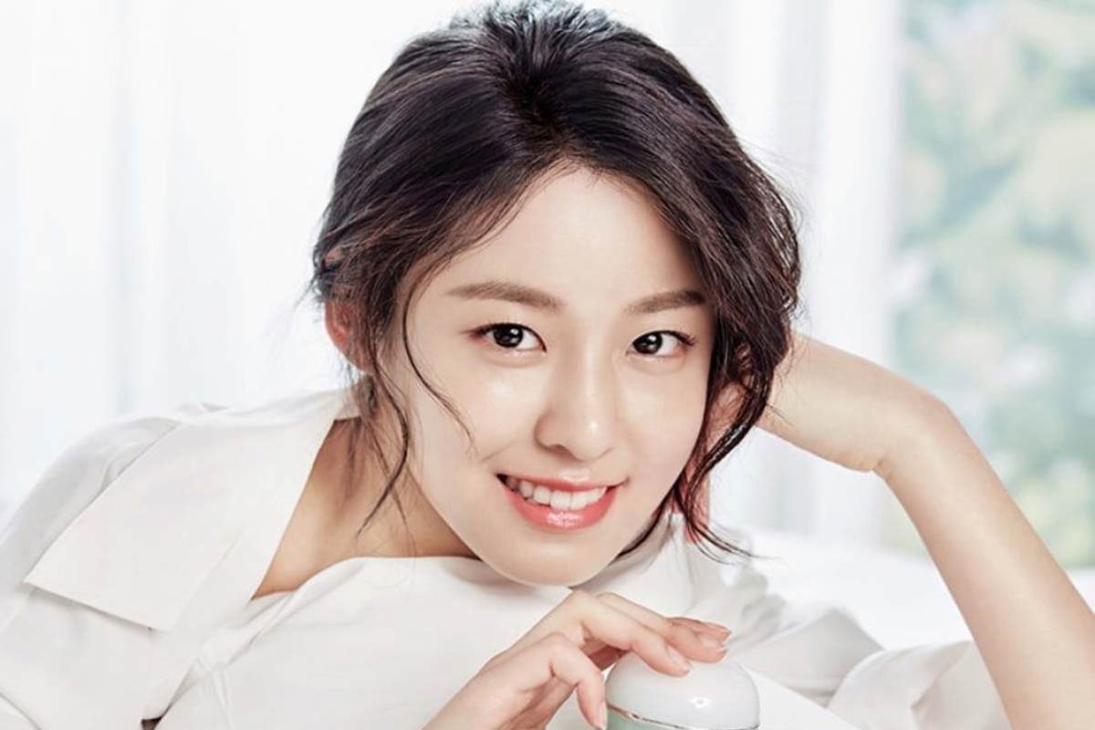 AOA's Seolhyun shows off her beauty like a goddess