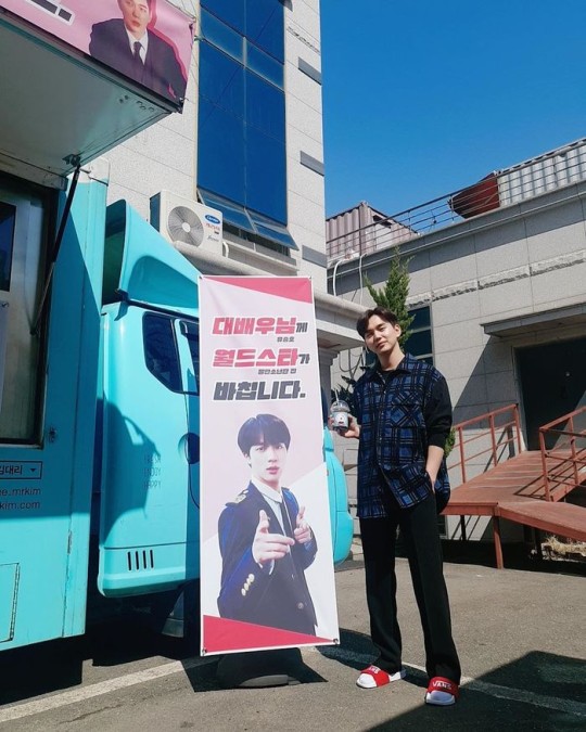 bts-jin-gives-yoo-seung-ho-a-coffee-truck-world-star-gives-great-actor-2