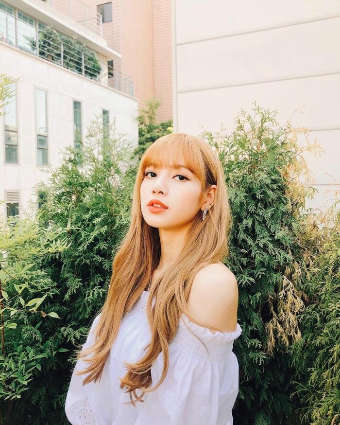 fanboy-celebrates-lisa-blackpinks-birthday-on-9-buildings-on-9-big-cities-in-china-2
