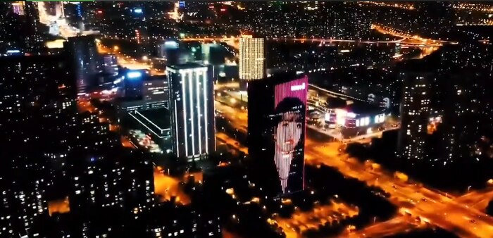 fanboy-celebrates-lisa-blackpinks-birthday-on-9-buildings-on-9-big-cities-in-china-3