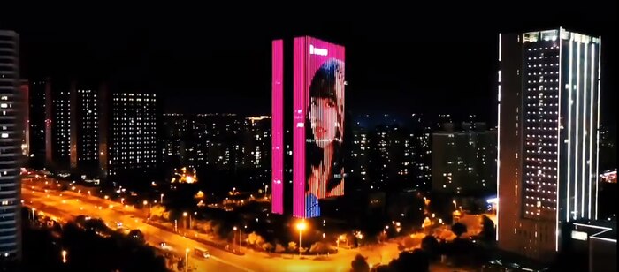 fanboy-celebrates-lisa-blackpinks-birthday-on-9-buildings-on-9-big-cities-in-china-4