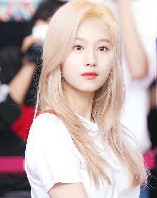 female-idols-pulled-off-the-blonde-look-the-best-sana