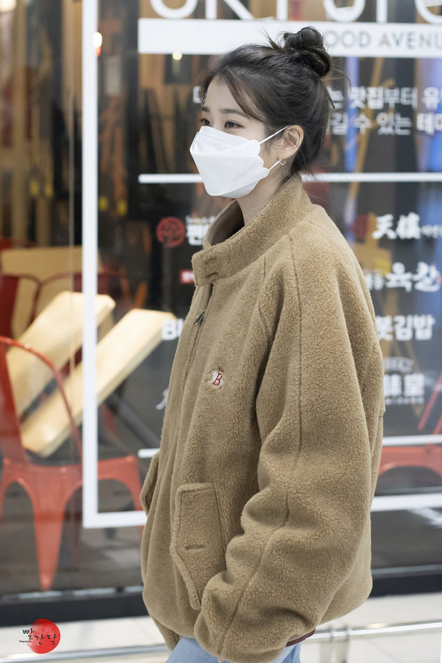 iu-looks-stunning-at-airport-even-in-mask-and-thick-coat-0