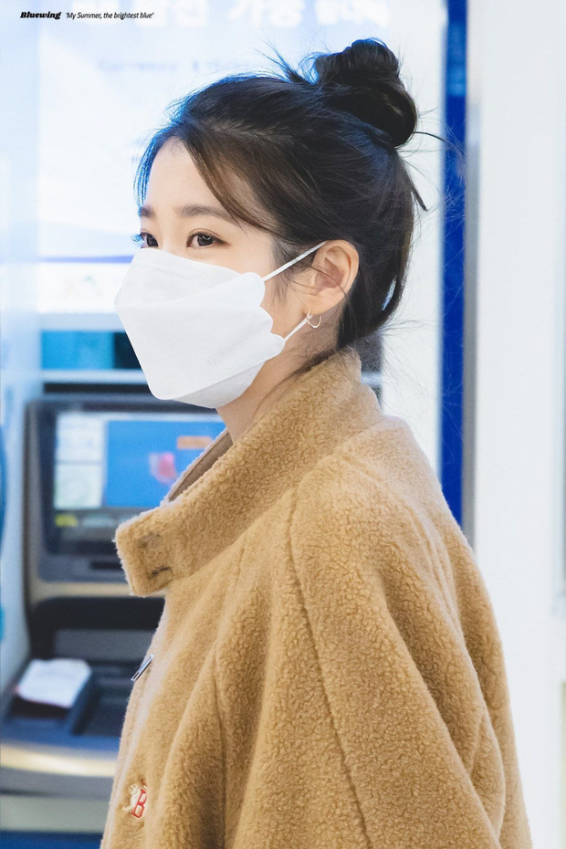 iu-looks-stunning-at-airport-even-in-mask-and-thick-coat-6