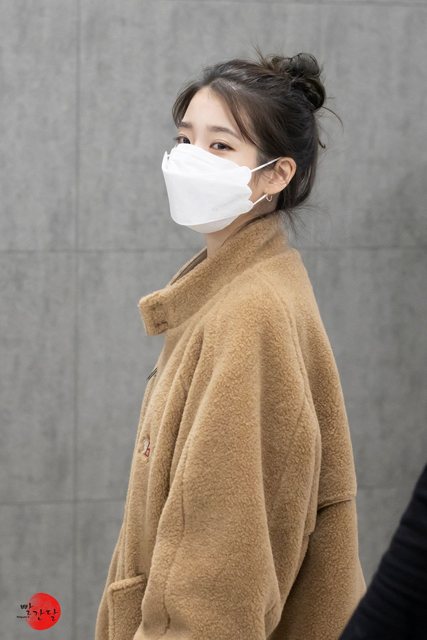 iu-looks-stunning-at-airport-even-in-mask-and-thick-coat-7