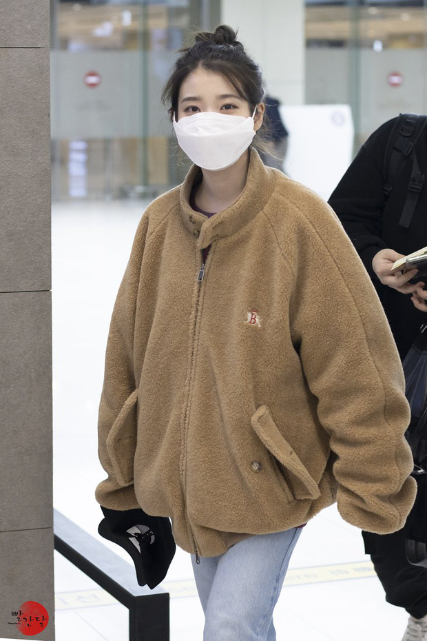 iu-looks-stunning-at-airport-even-in-mask-and-thick-coat-8