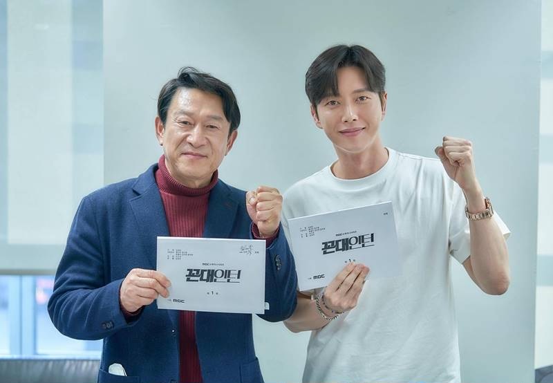 park-hae-jin-masters-both-work-and-social-life-as-the-perfect-boss-in-new-mbc-office-drama-1
