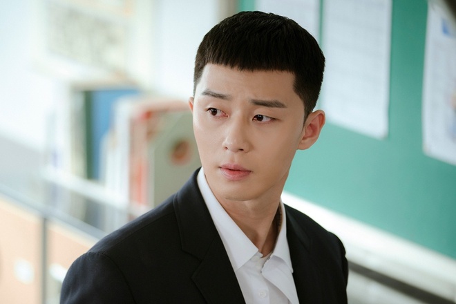 park-seo-joon-says-goodbye-to-chestnut-hair-and-shows-off-new-pineapple-style-1