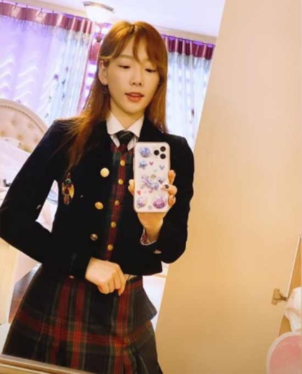 taeyeon-shows-off-pictures-of-her-lovely-school-uniform-4