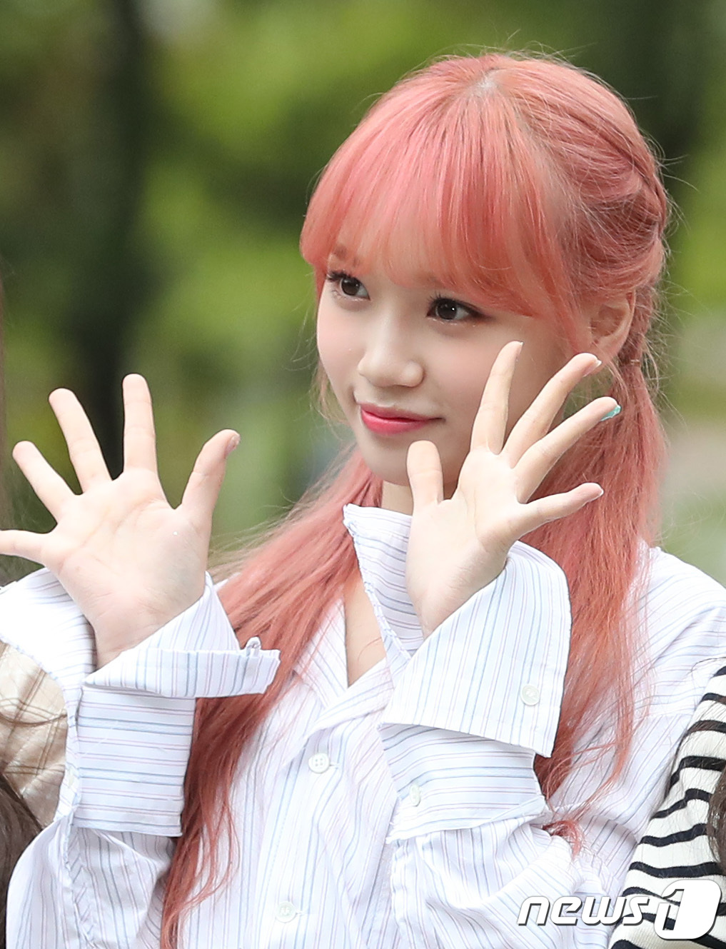 these-3-k-pop-idols-seriously-own-the-pink-hair-3