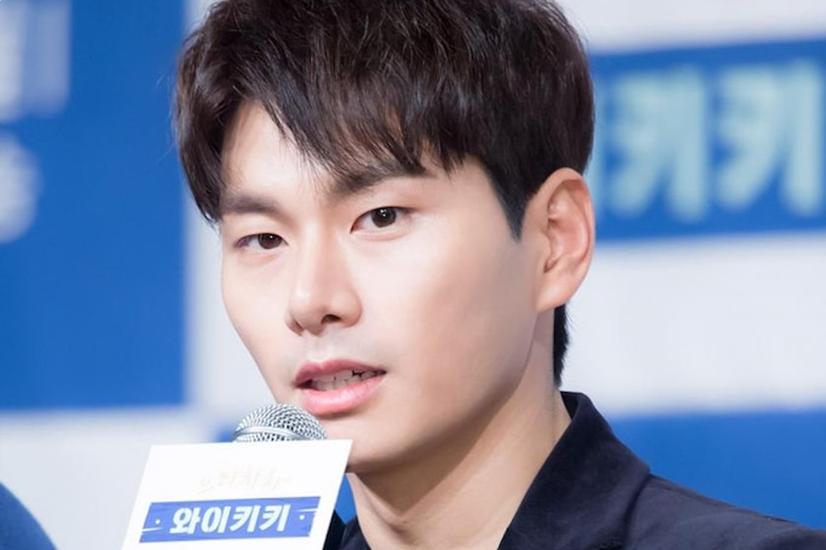 Lee Yi Kyung saves man who tries to throw himself into vehicles