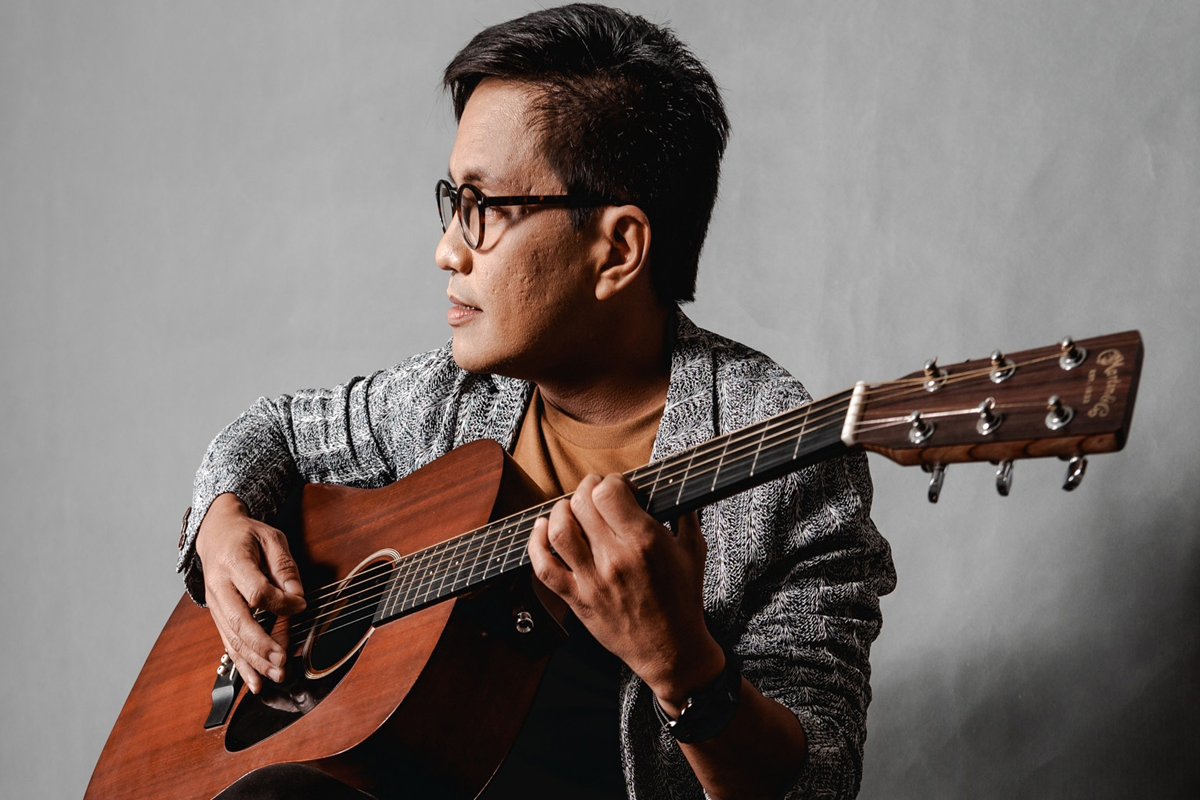 Ebe Dancel plays an acoustic livestream at home amid coronavirus pandemic