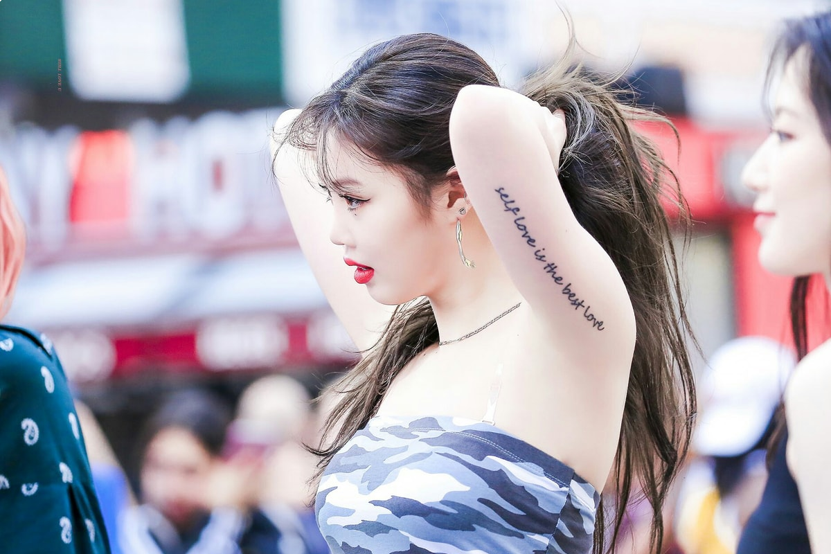 (G)I-DLE SooJin and her many small cute tattoos