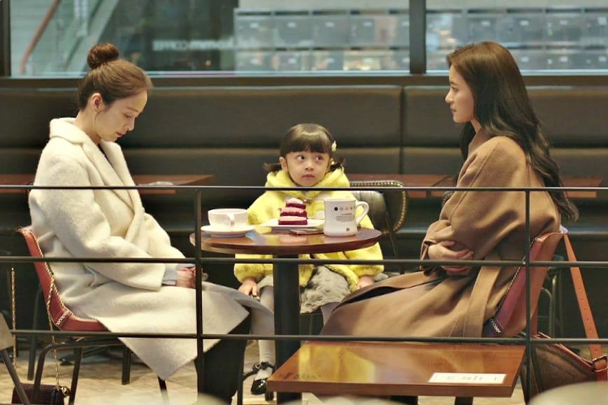 Go Bo Gyeol and Kim Tae Hee have an awkward encounter in “Hi Bye, Mama”