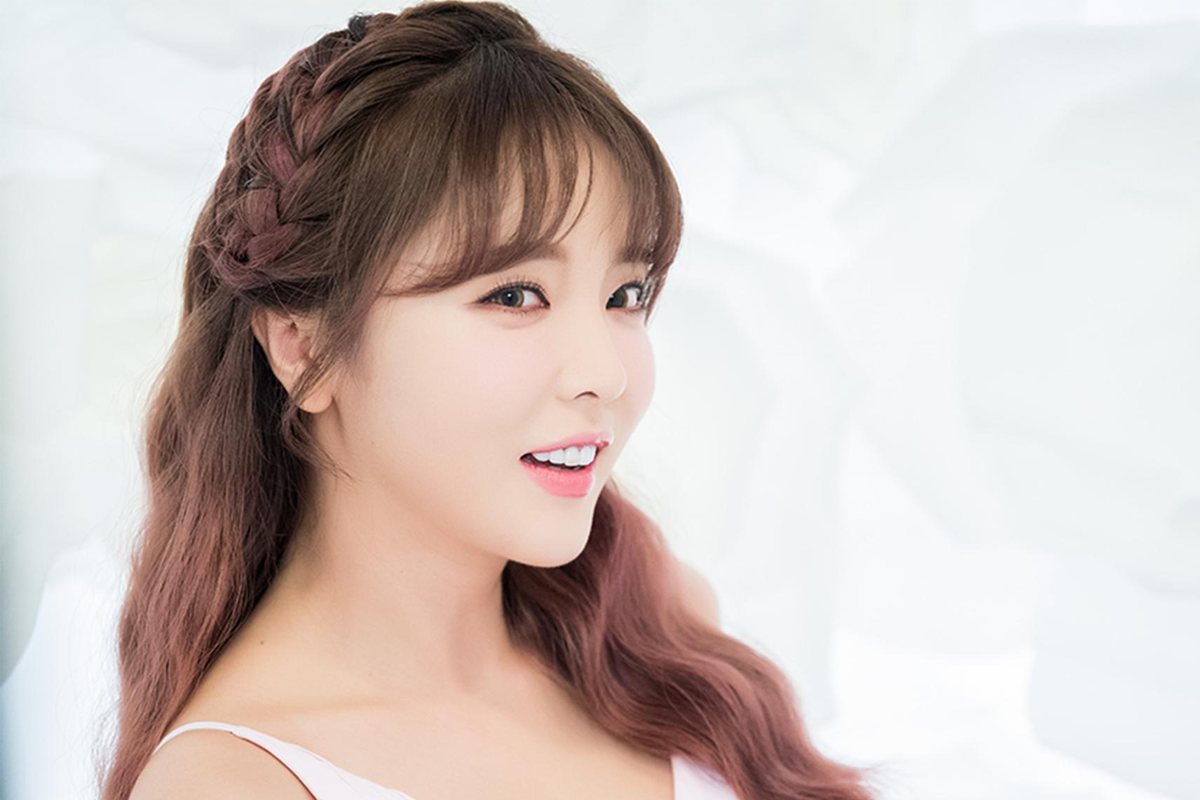 Hong Jin Young releases a red teaser image for new album “Birth Flower”