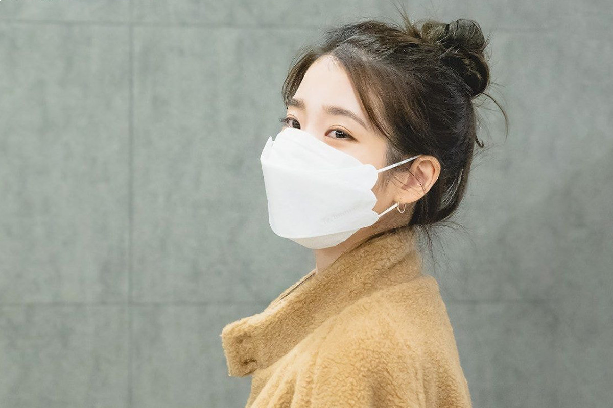 IU looks stunning at airport even in mask and thick coat