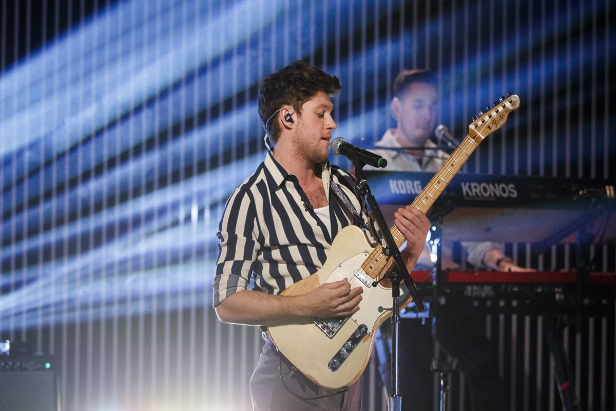 Niall Horan treats fans to a home-made performance