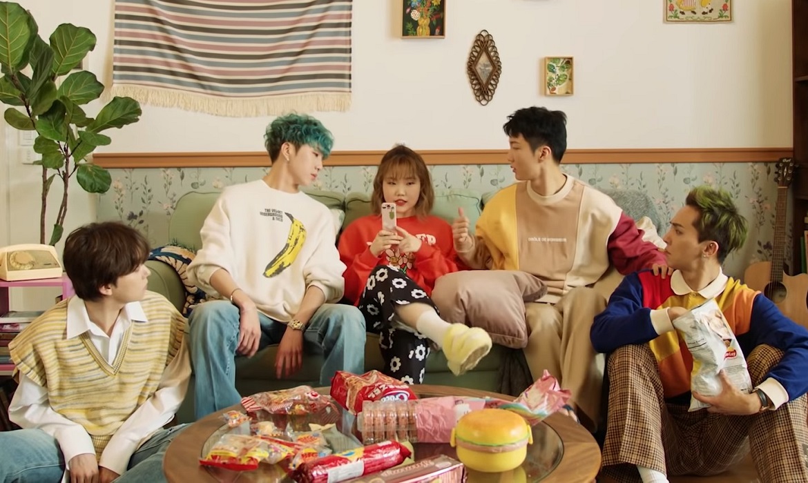 winner-releases-funny-music-video-hold-with-younger-sister-akmu-suhyun-1