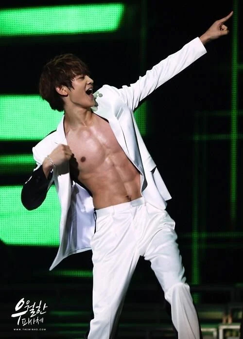 10-times-male-idols-wore-jaw-droppingly-hot-stage-outfits-1