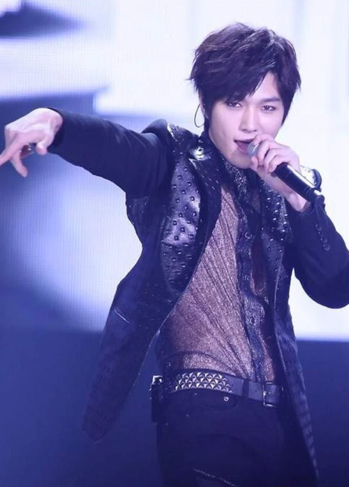 10-times-male-idols-wore-jaw-droppingly-hot-stage-outfits-3