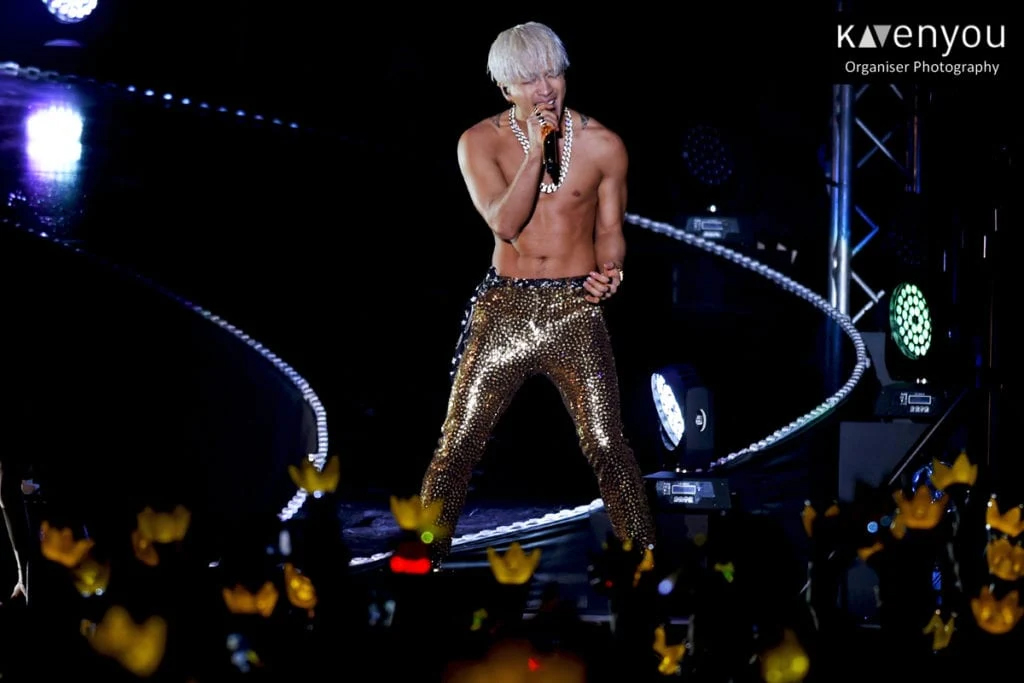 10-times-male-idols-wore-jaw-droppingly-hot-stage-outfits-6