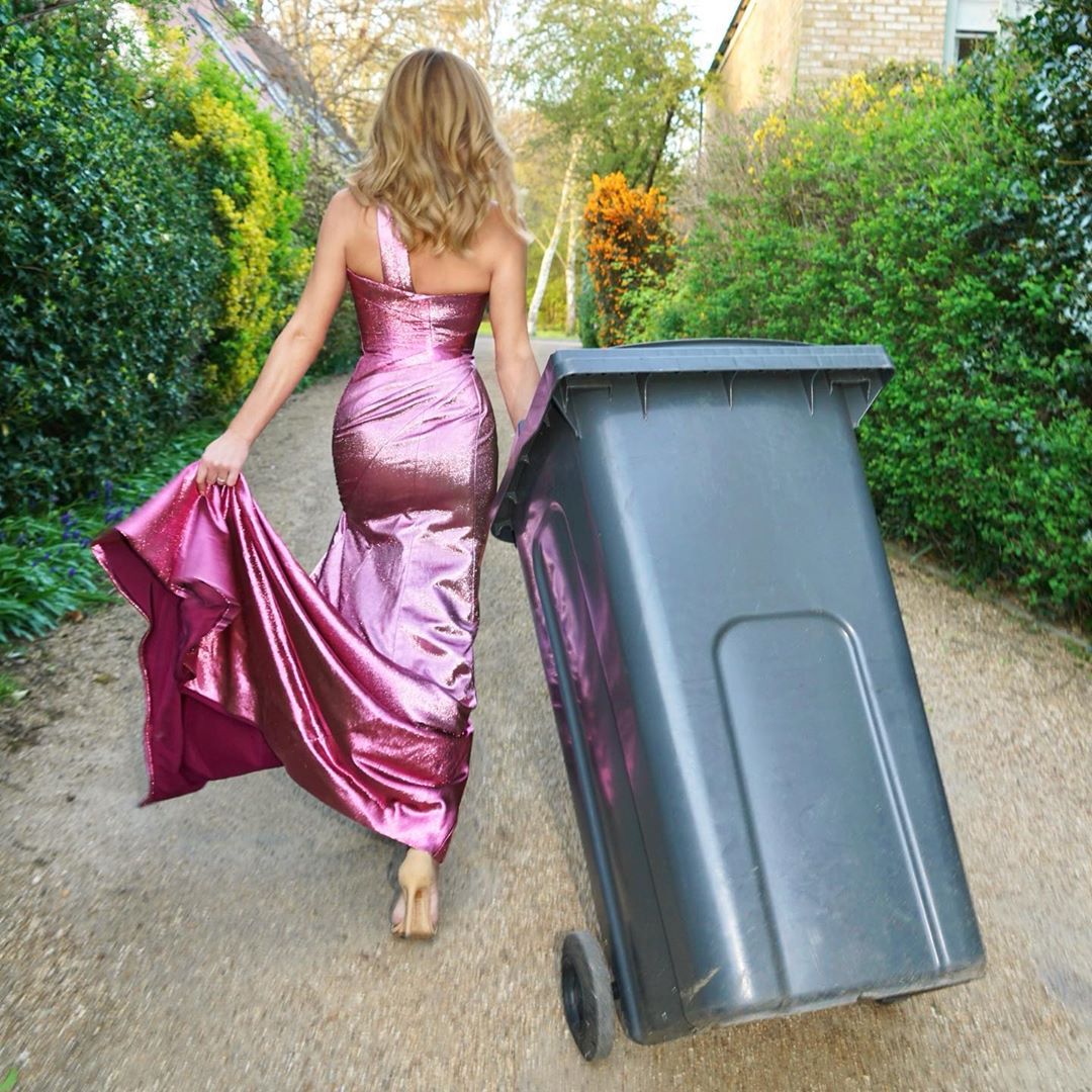 amanda-holden-dresses-up-in-ball-gown-to-take-the-bins-out-2