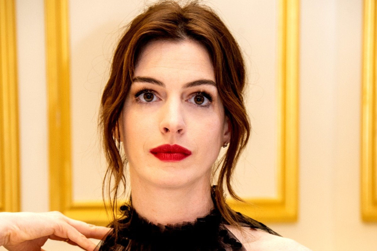 Anne Hathaway goes full "Princess Diaries" for the pillow challenge