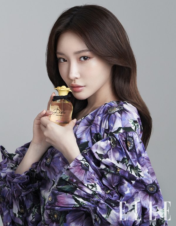 chungha-shows-off-her-versatility-with-elle-magazine-and-dolce-gabbana-4