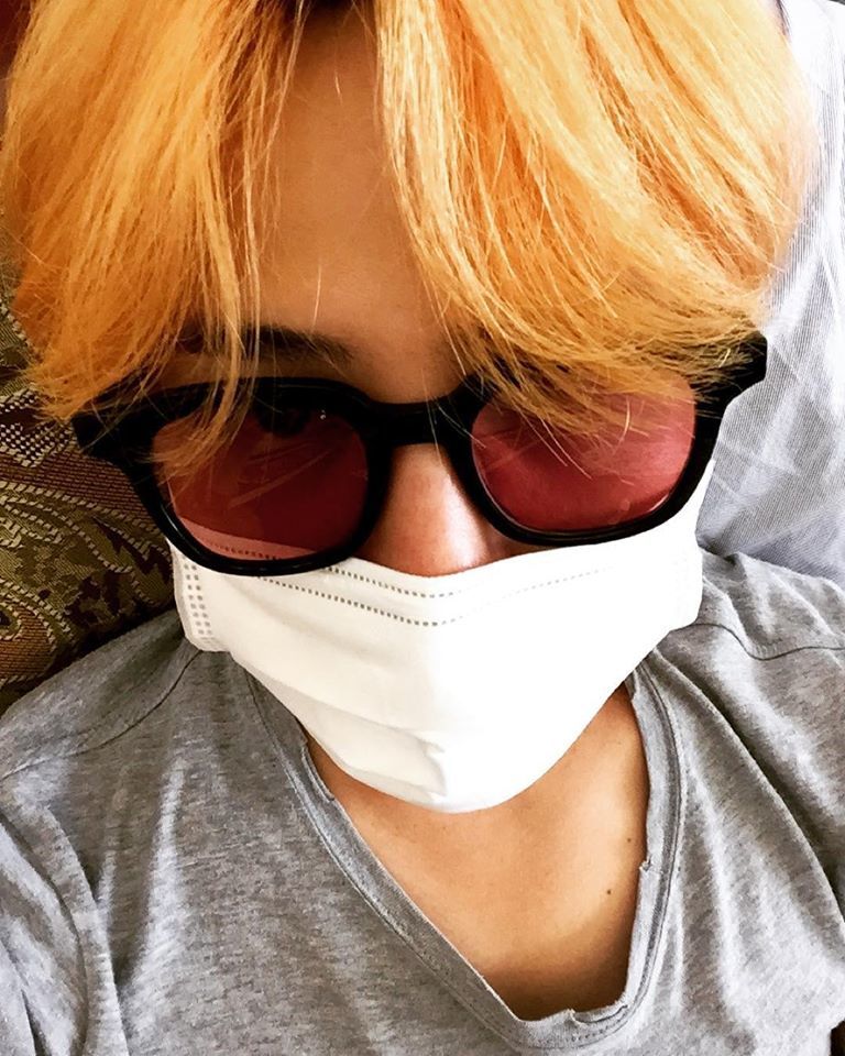 g-dragon-teaches-fans-how-to-take-a-perfect-face-mask-selfie-11