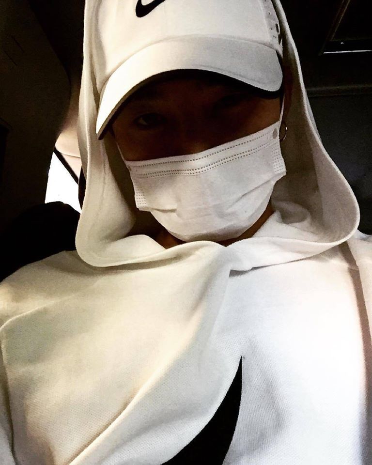 g-dragon-teaches-fans-how-to-take-a-perfect-face-mask-selfie-2