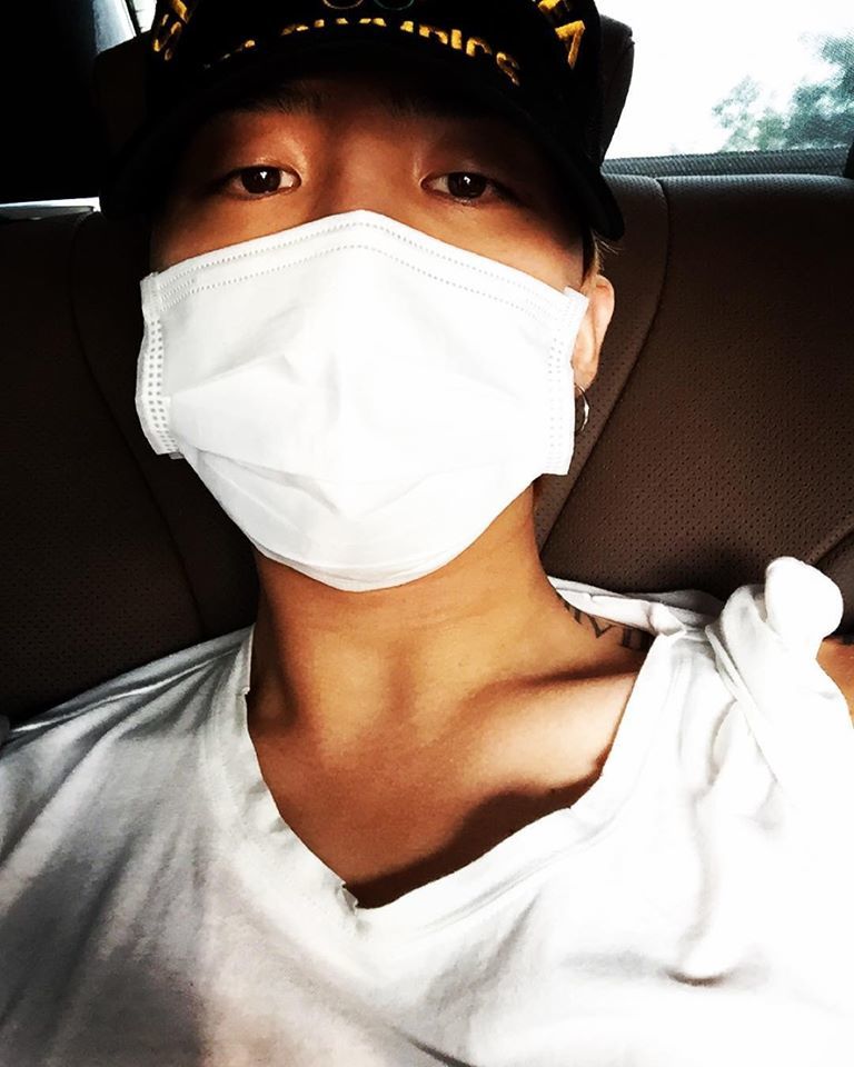 g-dragon-teaches-fans-how-to-take-a-perfect-face-mask-selfie-3
