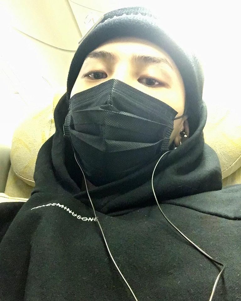 g-dragon-teaches-fans-how-to-take-a-perfect-face-mask-selfie-4