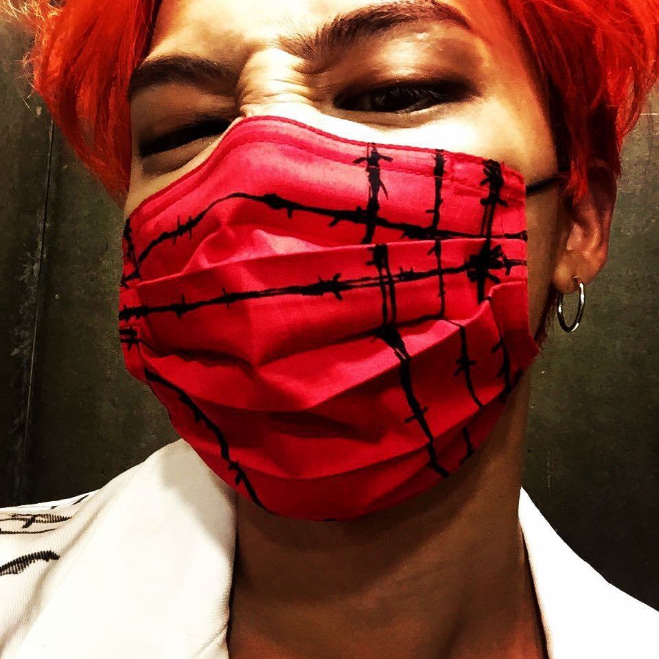 g-dragon-teaches-fans-how-to-take-a-perfect-face-mask-selfie-7