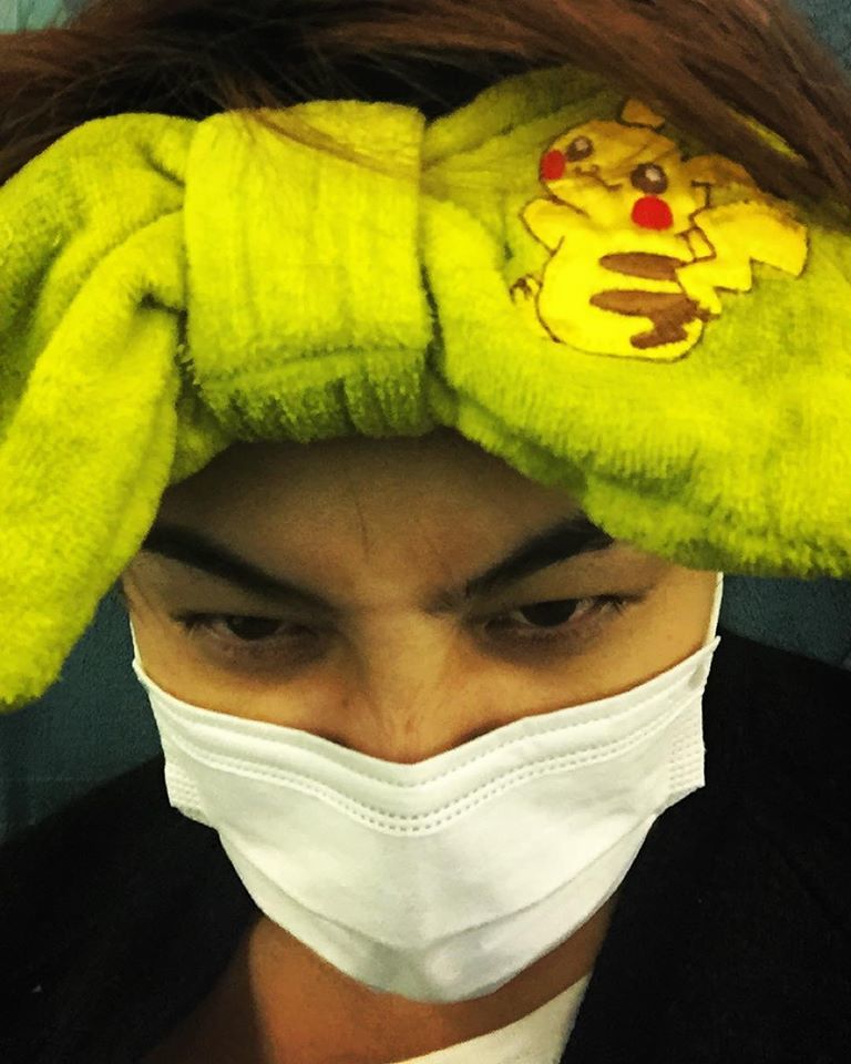 g-dragon-teaches-fans-how-to-take-a-perfect-face-mask-selfie-9