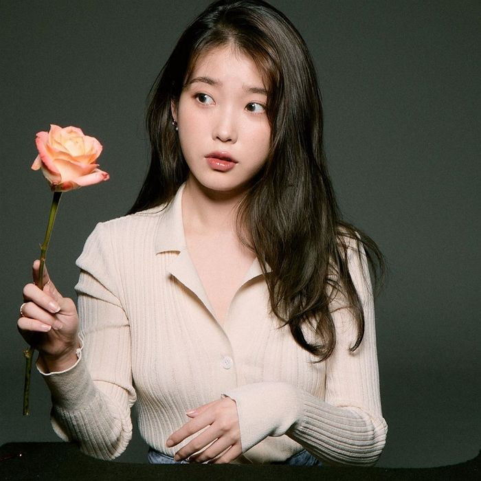 iu-poses-with-flowers-and-shows-off-her-pure-beauty-4