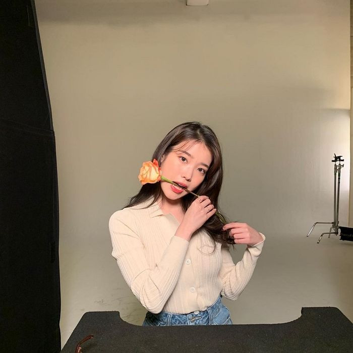 iu-poses-with-flowers-and-shows-off-her-pure-beauty-1