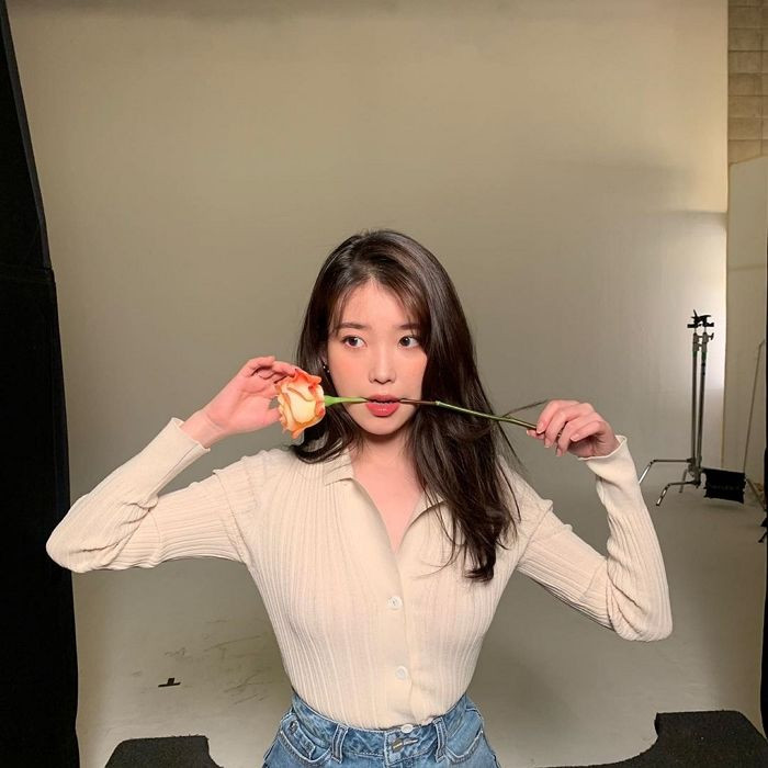 iu-poses-with-flowers-and-shows-off-her-pure-beauty-2