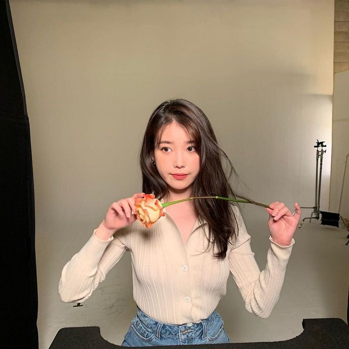 iu-poses-with-flowers-and-shows-off-her-pure-beauty-3