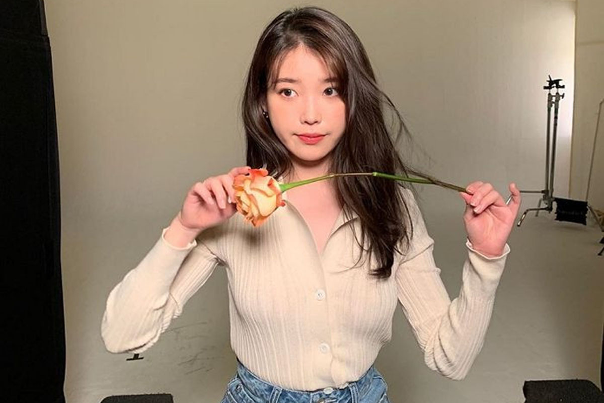 IU poses with flowers and shows off her pure beauty
