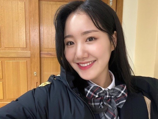 jin-ji-hee-breaks-up-her-web-drama-with-a-regretful-smile-in-her-latest-selfie-1