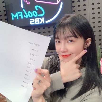 jung-eun-ji-shows-a-bright-smile-posing-with-the-radio-script-1