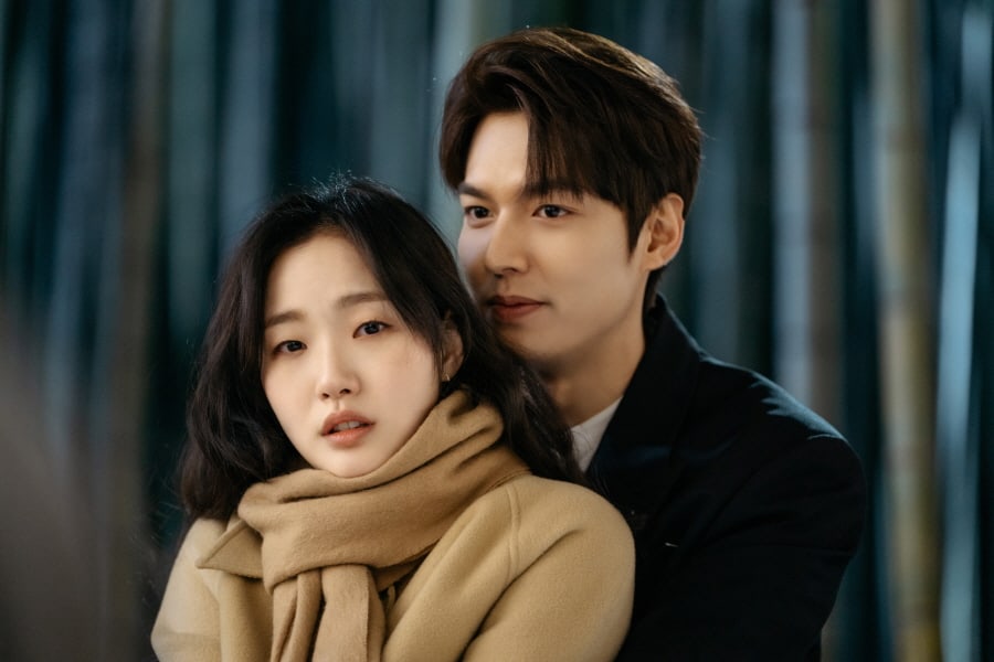 kim-go-eun-and-lee-min-ho-are-closer-than-ever-before-in-the-king-eternal-monarch-2