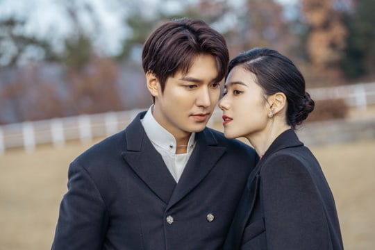 lee-min-ho-and-jung-eun-chae-have-a-quiet,-but-tense-exchange-in-the-king-eternal-monarch-1