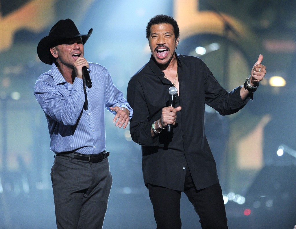 lionel-richie-nostalgia-for-kenny-rogers-in-concert-acm-2