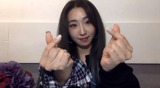 minzy-reveals-on-youtube-live-she-will-release-new-single-in-may-3
