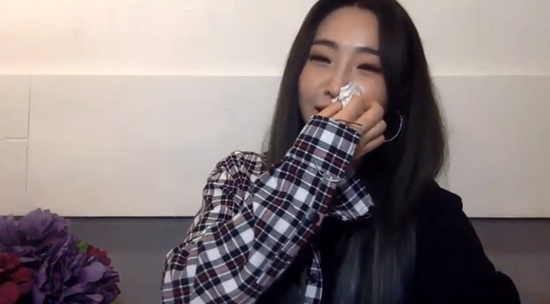 minzy-reveals-on-youtube-live-she-will-release-new-single-in-may-4