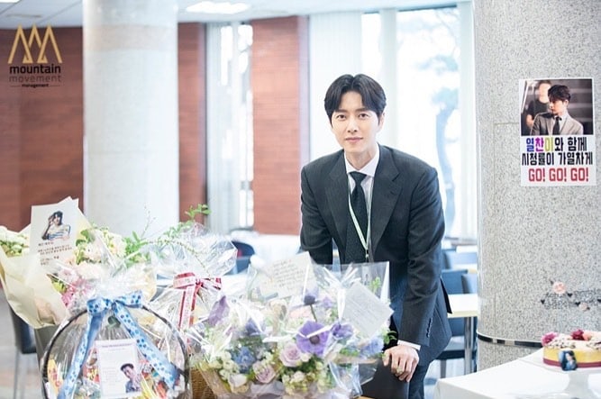 park-hae-jin-celebrates-14th-anniversary-of-debut-with-sweet-gift-from-fans-staff-of-upcoming-drama-1