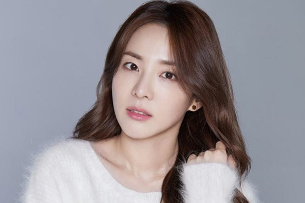 Sandara Park Thanks Yubin And Han Seung Yeon For Their Support Of Her Musical